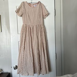 Gingham midi dress in tan and white